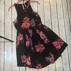 FREE PEOPLE PLEATED Dress
Halter style top
Size 2